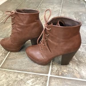Women’s brown lace-up heeled bootie